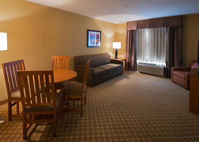 Express & Chicago West By Ihg Hotel