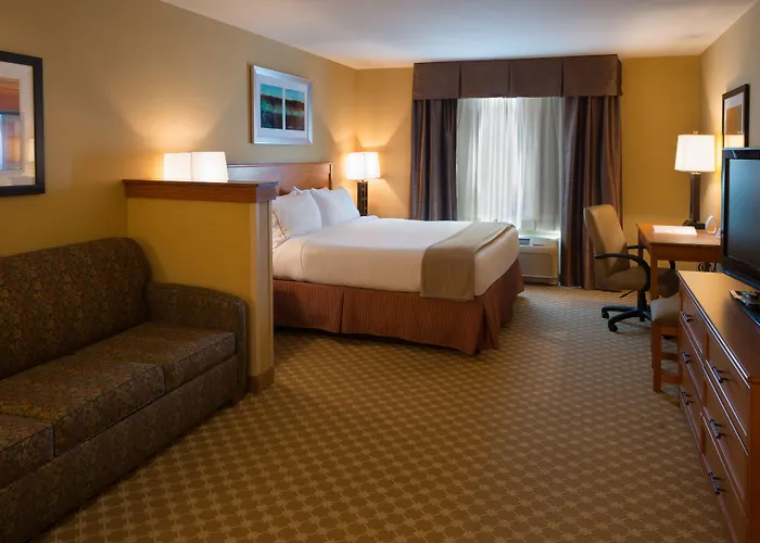 Express & Chicago West By Ihg Hotel